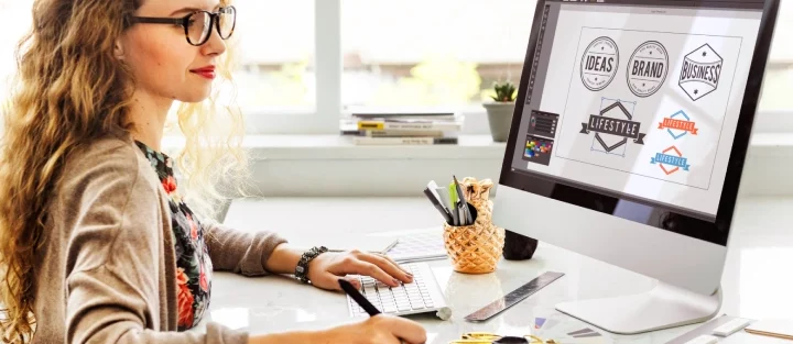Freelance en design graphique utilisant Dirigeoo