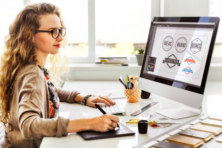 Freelance en design graphique utilisant Dirigeoo