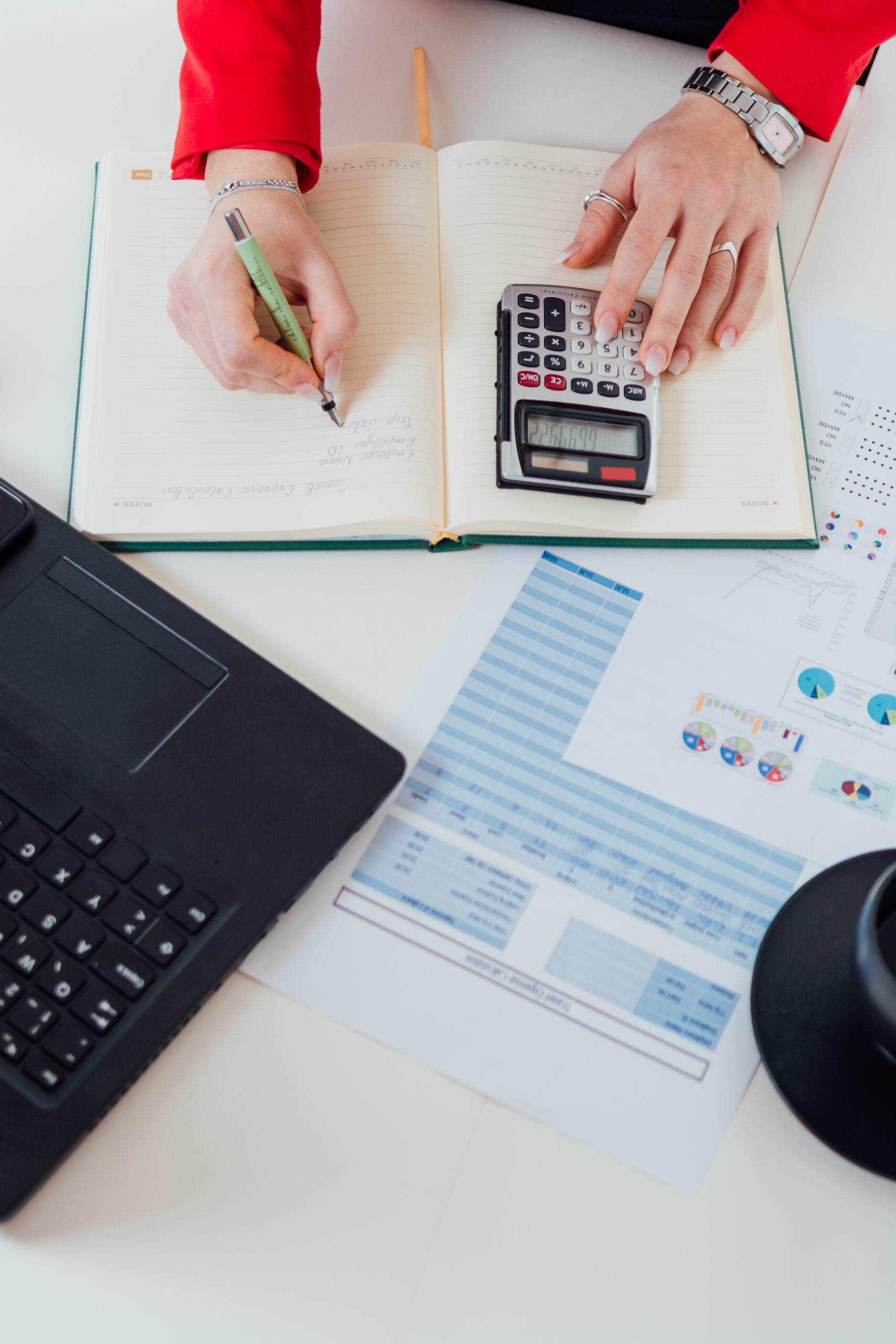 Dirigeante remplissant ses notes de frais à son bureau